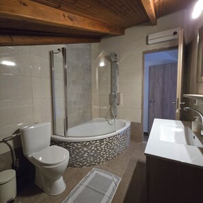 Secadora de cabello, toallas, jabón, papel de baño 