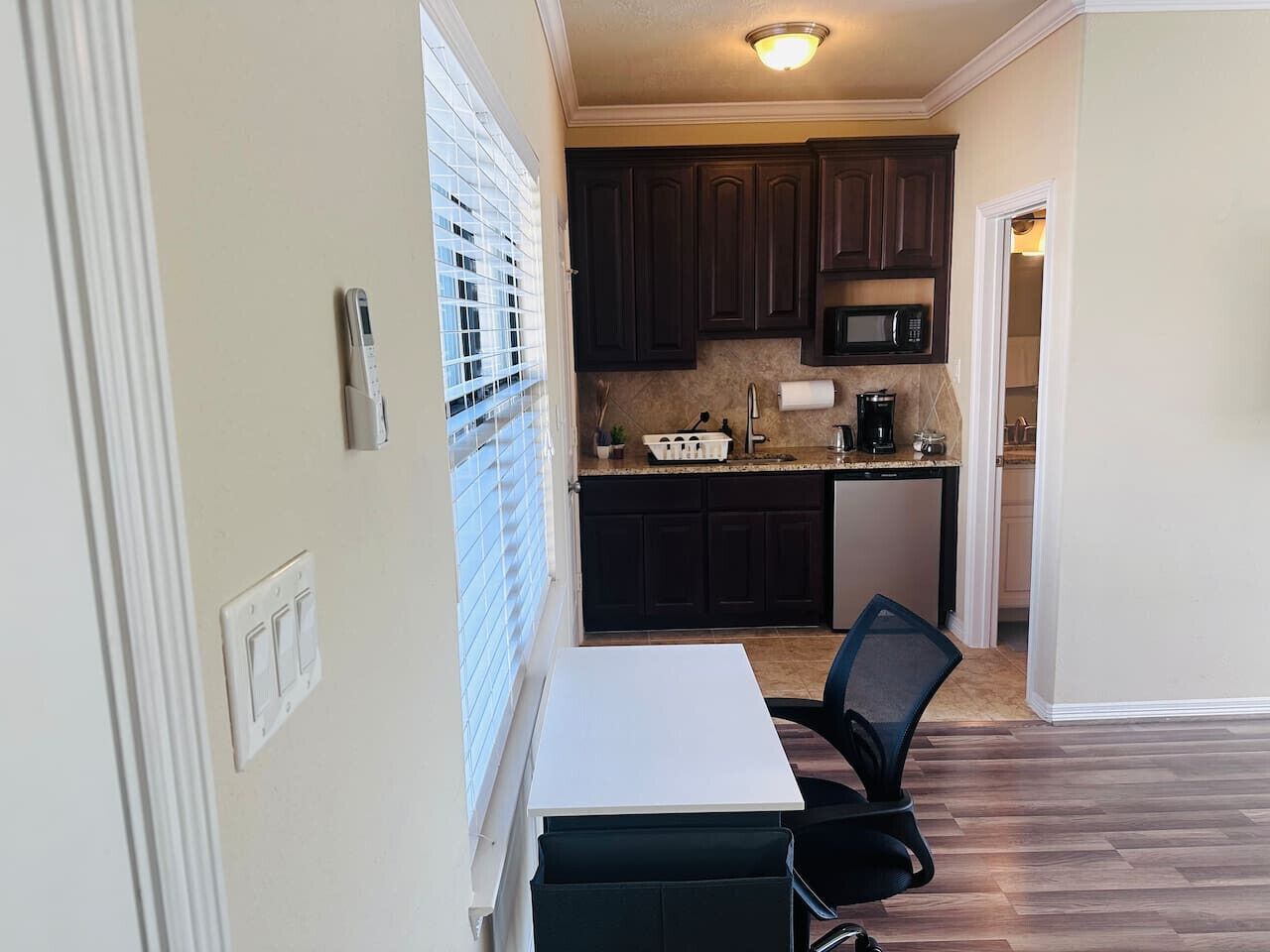 Een koelkast, een magnetron, een koffiezetapparaat/waterkoker