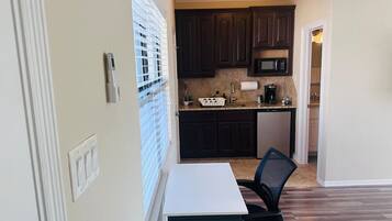 Een koelkast, een microgolfoven, een koffiezetapparaat/waterkoker