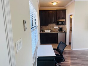 Refrigerador, microondas, cafetera y tetera y utensilios de cocina