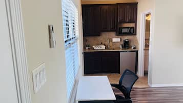 Refrigerador, microondas, cafetera y tetera y utensilios de cocina