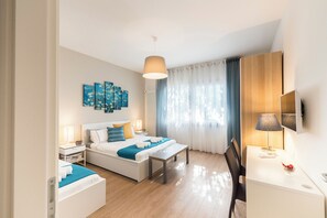 3 habitaciones, tabla de planchar con plancha, wifi y ropa de cama 