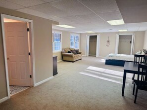 1 室のベッドルーム、デスク、アイロン / アイロン台、WiFi (無料)