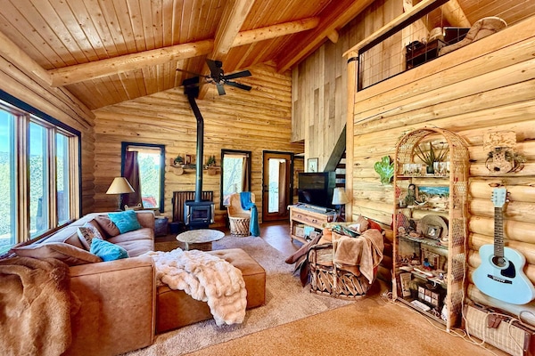 Welcome to Turquoise Tumbleweed, where comfort meets rustic charm. This new cabin is nestled in the trees and sleeps 4, has all the conveniences of home, offers a private hot tub, and is in close proximity to Zion National Park and Bryce Canyon!