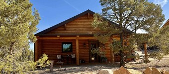 Mountain Retreat with private hot tub Close to Zion!