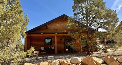 Mountain Retreat with private hot tub Close to Zion!