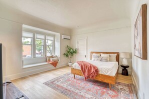 1 bedroom, iron/ironing board, travel cot, WiFi - Renovated Studio - Walk to Shops - Private Retreat (Portland)