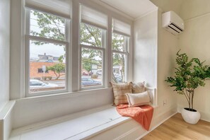 Interior - Renovated Studio - Walk to Shops - Private Retreat (Portland)