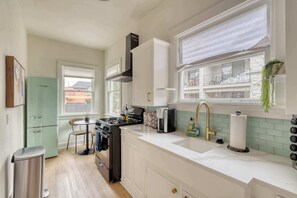 Fridge, microwave, oven, stovetop - Renovated Studio - Walk to Shops - Private Retreat (Portland)