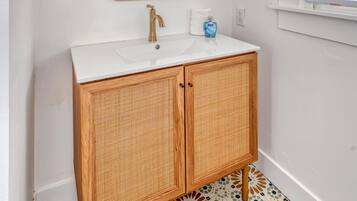 Een douche, een haardroger, handdoeken