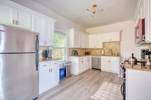 Fridge, microwave, oven, stovetop - Eclectic 2BR - Victorian Charm - Steps to Fun (Portland)