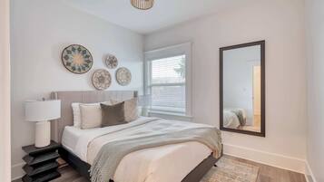 2 slaapkamers, een strijkplank/strijkijzer, reisbedje, wifi