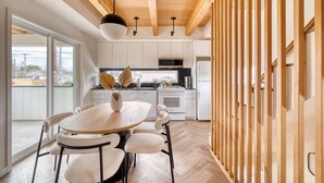 コーヒー / ティーメーカー、冷蔵庫、電子レンジ、オーブン
