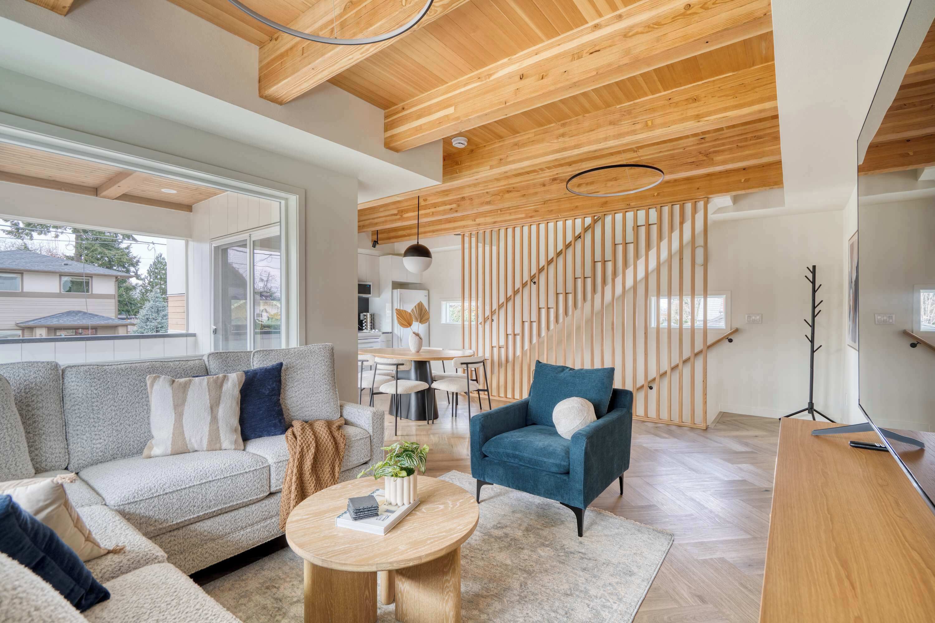 Televisión y oficina 