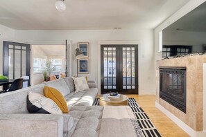 Een televisie en een kantoor