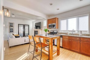 冷蔵庫、電子レンジ、オーブン、コンロ