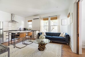 Televisión y oficina 