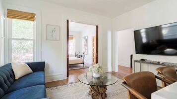 Een televisie en een kantoor