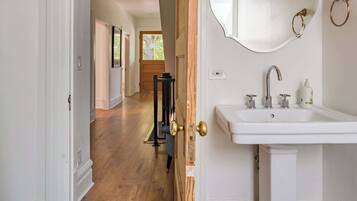 Een douche, een haardroger, handdoeken