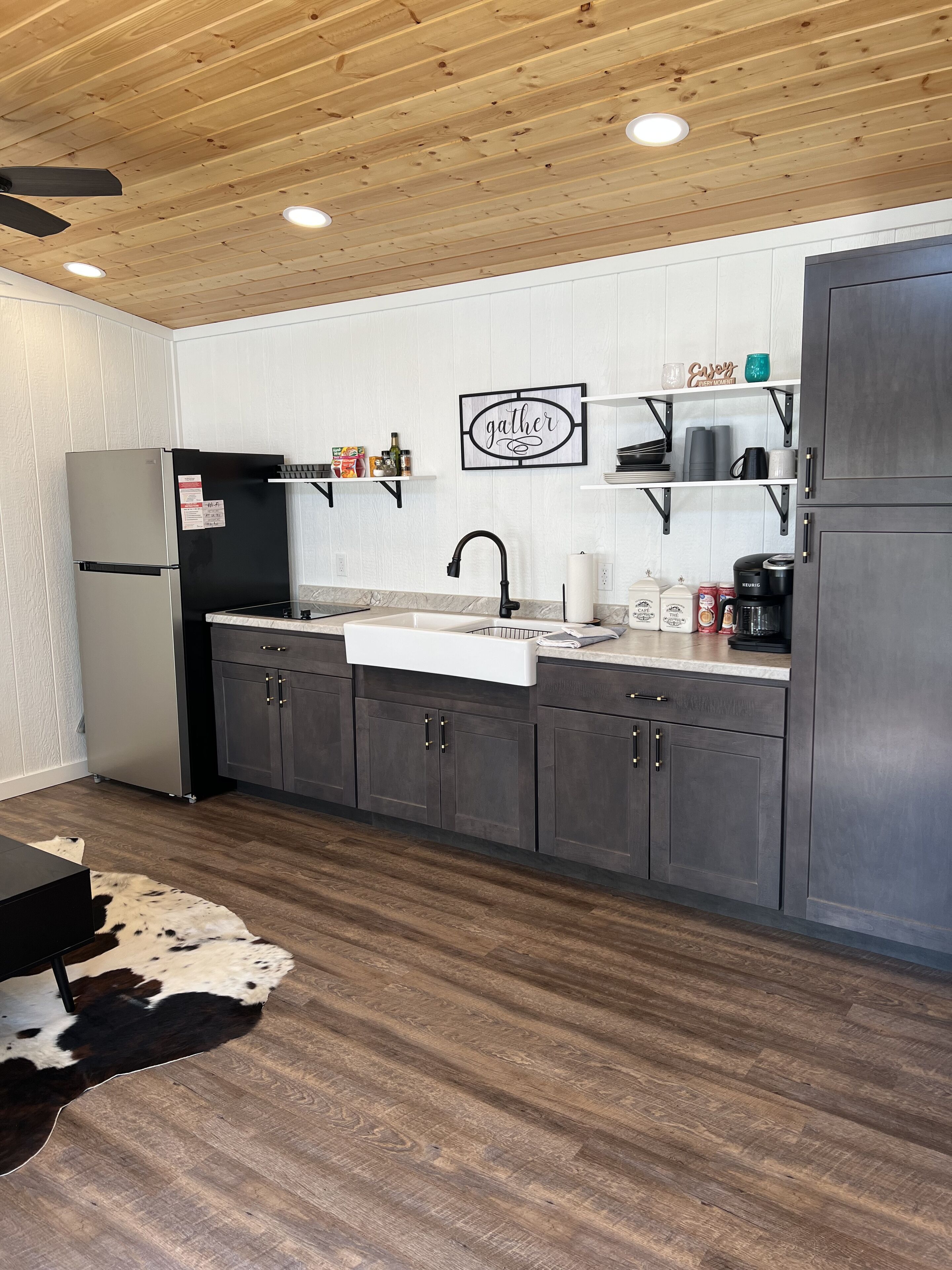 Réfrigérateur, micro-ondes, plaque de cuisson, cafetière/bouilloire