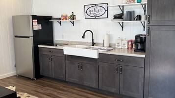 Réfrigérateur, micro-ondes, plaque de cuisson, cafetière/bouilloire