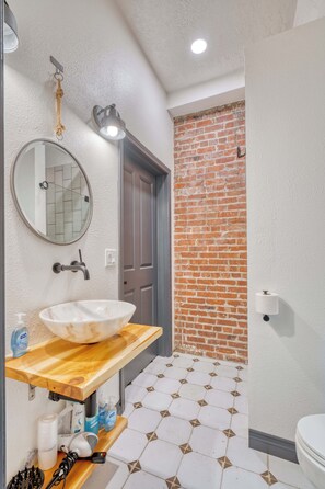 Shower, hair dryer, towels, shampoo
