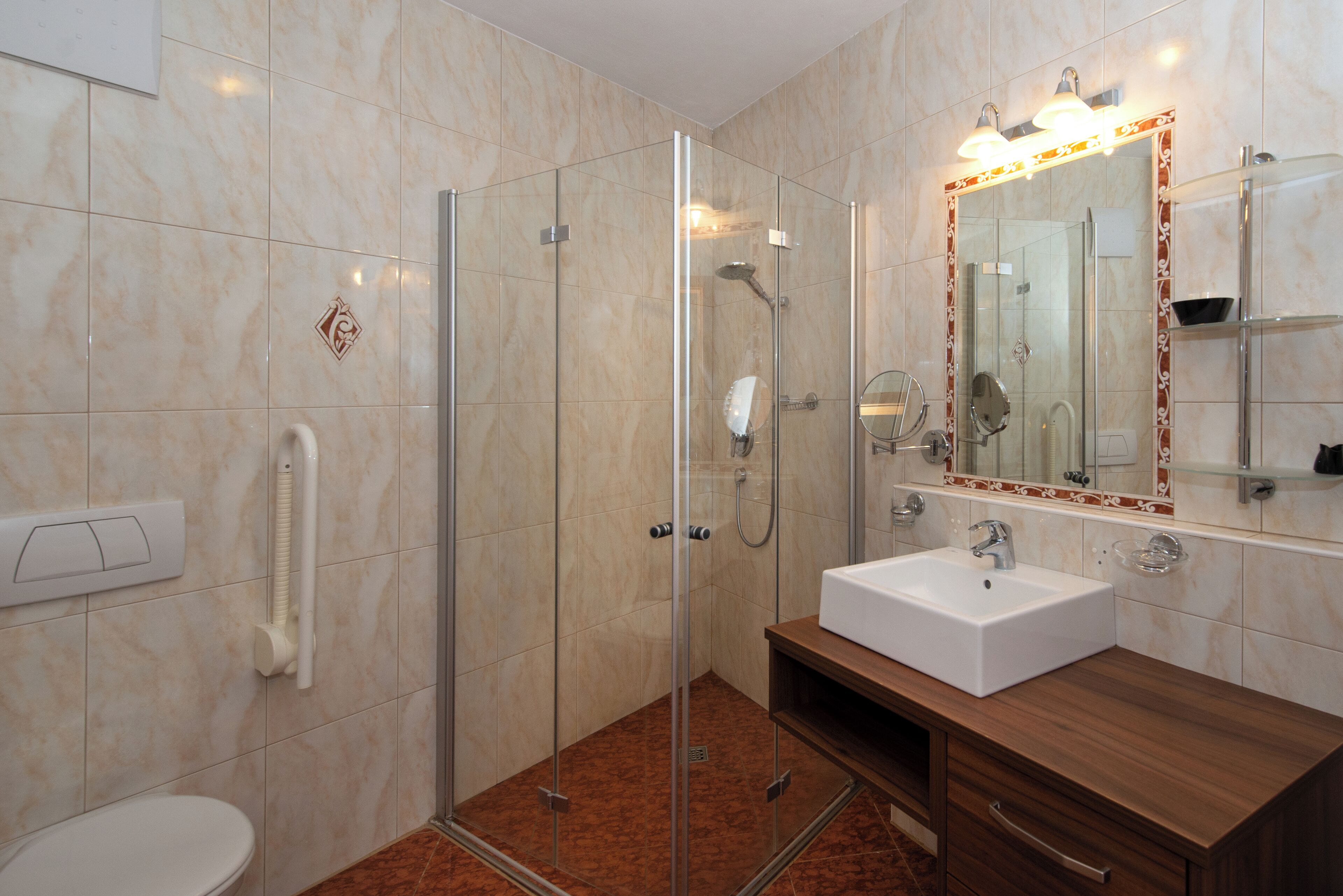 Une salle de bain moderne avec une douche à parois de verre, un lavabo blanc et un meuble-lavabo en bois.