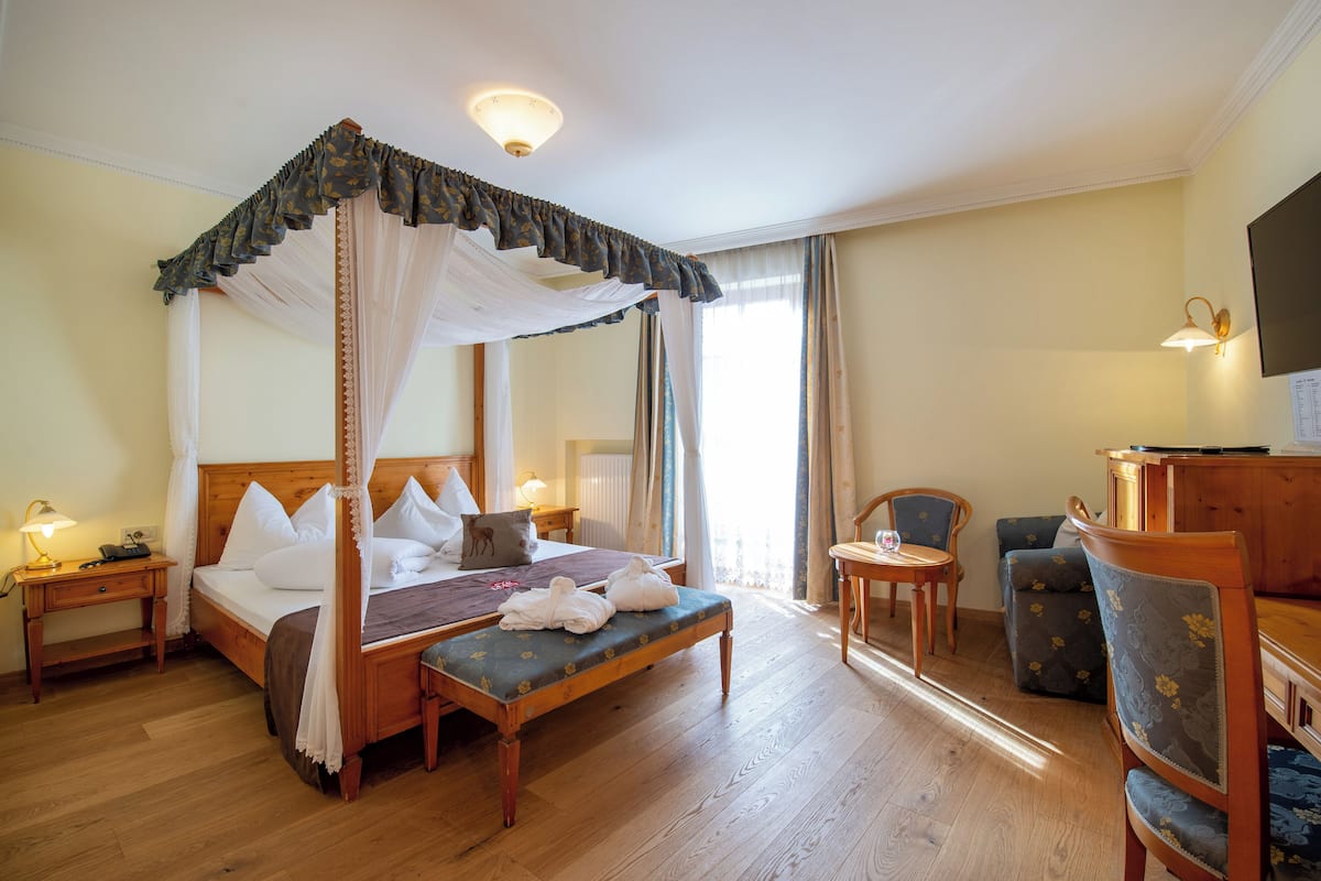 Desk, free WiFi, bed sheets