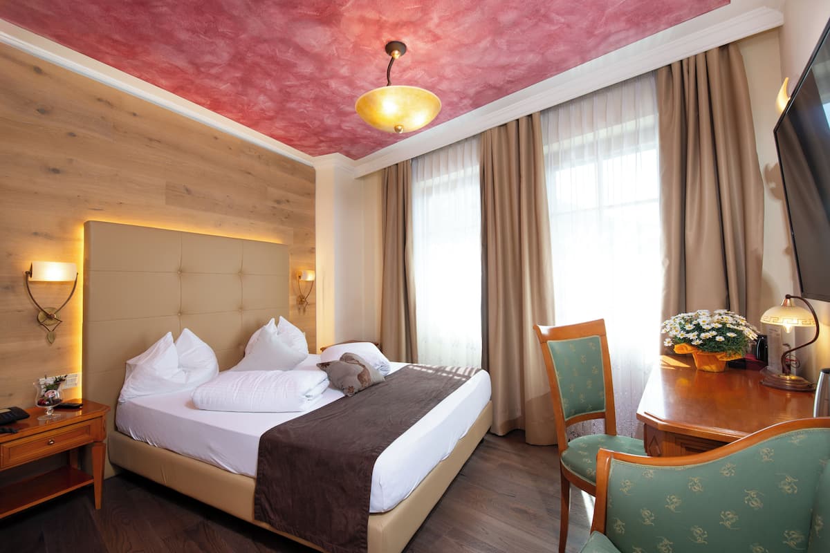 Kamar Double Basic | Meja kerja, Wi-Fi gratis, dan seprai linen