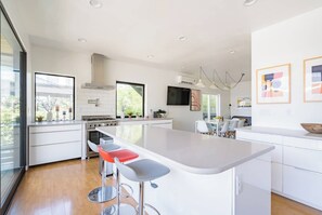 冷蔵庫、電子レンジ、オーブン、コンロ