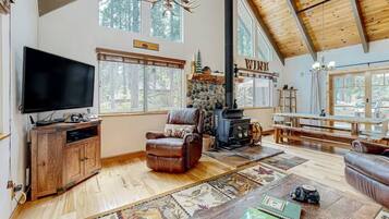 Smart-TV, Kamin, DVD-Player, Tischtennisplatte