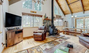 Smart TV, chimenea, reproductor de DVD y tenis de mesa