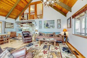 Een smart-tv, een open haard, een dvd-speler en een tafeltennistafel