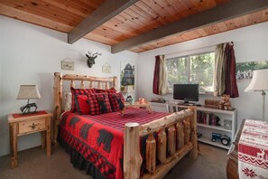 4 habitaciones, escritorio y tabla de planchar con plancha 