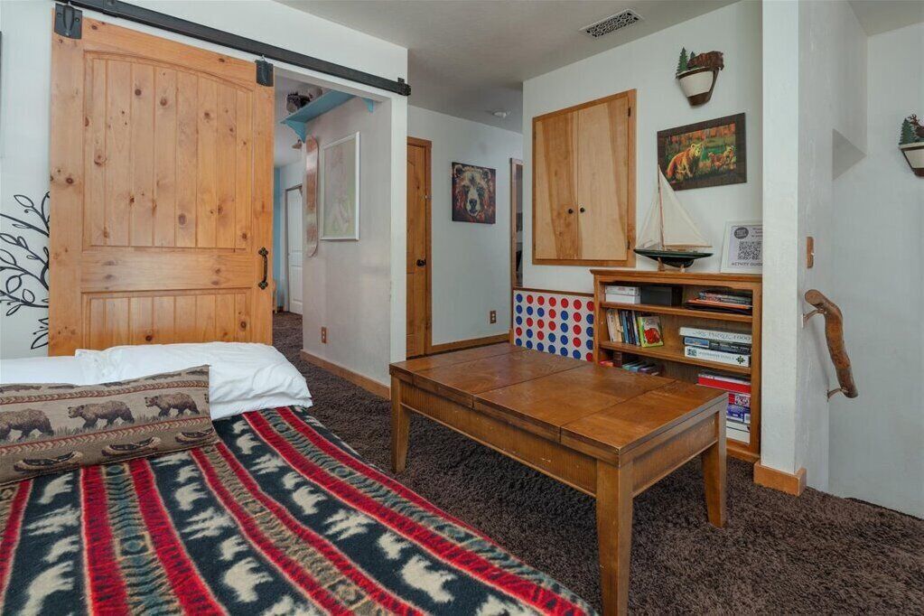 4 slaapkamers, een bureau, een strijkplank/strijkijzer, reisbedje