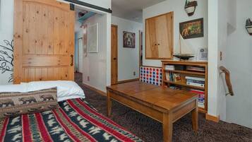 4 slaapkamers, een bureau, een strijkplank/strijkijzer, reisbedje