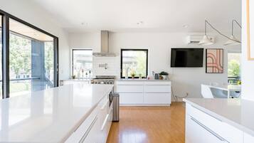 Geladeira, micro-ondas, fogão, cooktop