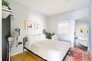 4 habitaciones, tabla de planchar con plancha, cuna de viaje y wifi 