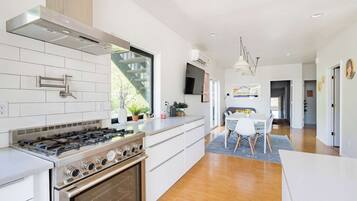 Geladeira, micro-ondas, fogão, cooktop