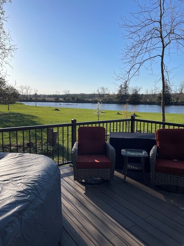 Updated 3 bedroom A-Frame CABIN on the Fox River in Princeton with WiFi, AC