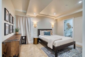 2 bedrooms, iron/ironing board, travel crib, WiFi - Luxury 2BR Mississisppi Home  95 WalkScore (Portland)