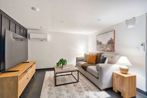 TV, offices - Walkable NW 23rd Retreat – Style & Comfort (Portland)