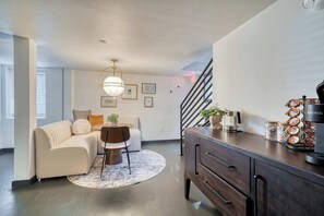 Interior - Walkable NW 23rd Retreat – Style & Comfort (Portland)