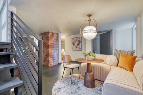 Walkable NW 23rd Retreat – Style & Comfort