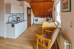 Kylskåp, mikrovågsugn, kaffe- och tebryggare och brödrost
