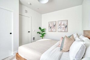 4 habitaciones, tabla de planchar con plancha, cuna de viaje y wifi 