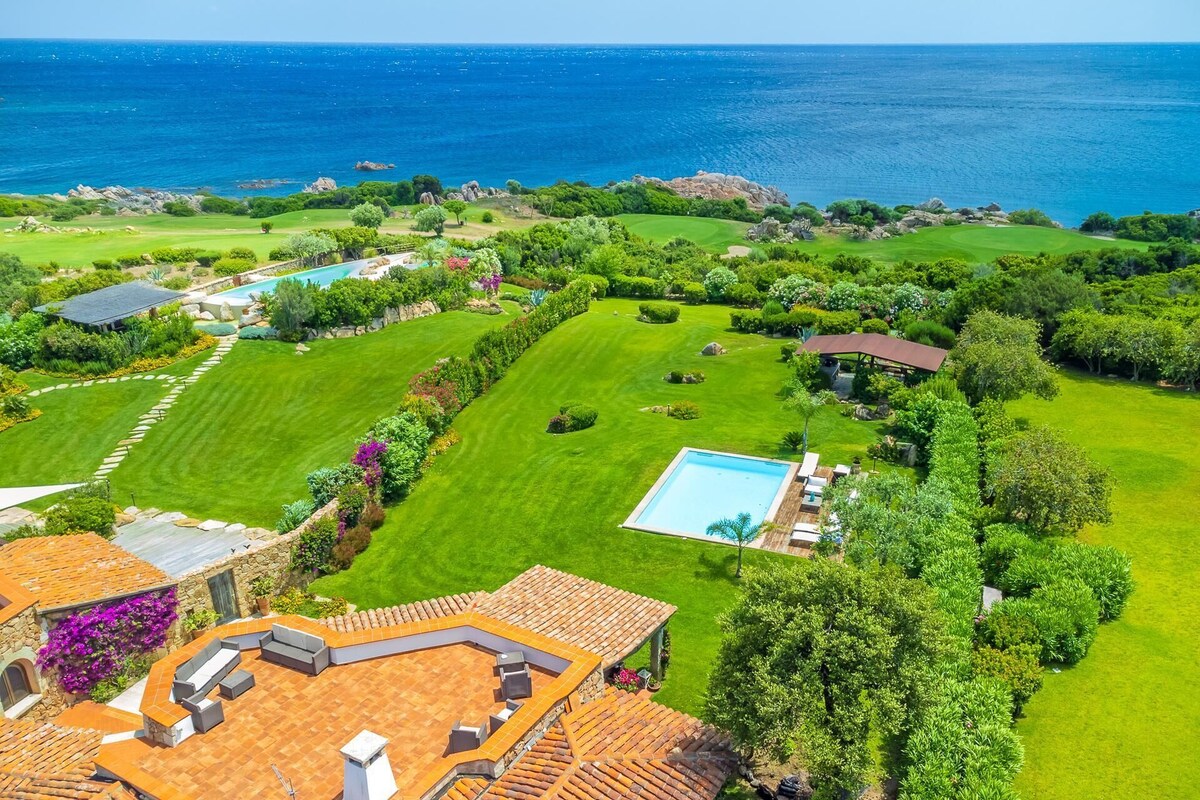 Une vaste propriété bien entretenue, dotée d’une piscine, d’un court de tennis et d’une pelouse verdoyante.