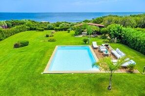 Vila, 5 quartos, para fumantes, piscina particular | Piscina | Piscina externa