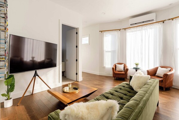 Televisión y oficina 