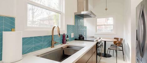 Réfrigérateur, micro-ondes, four, plaque de cuisson